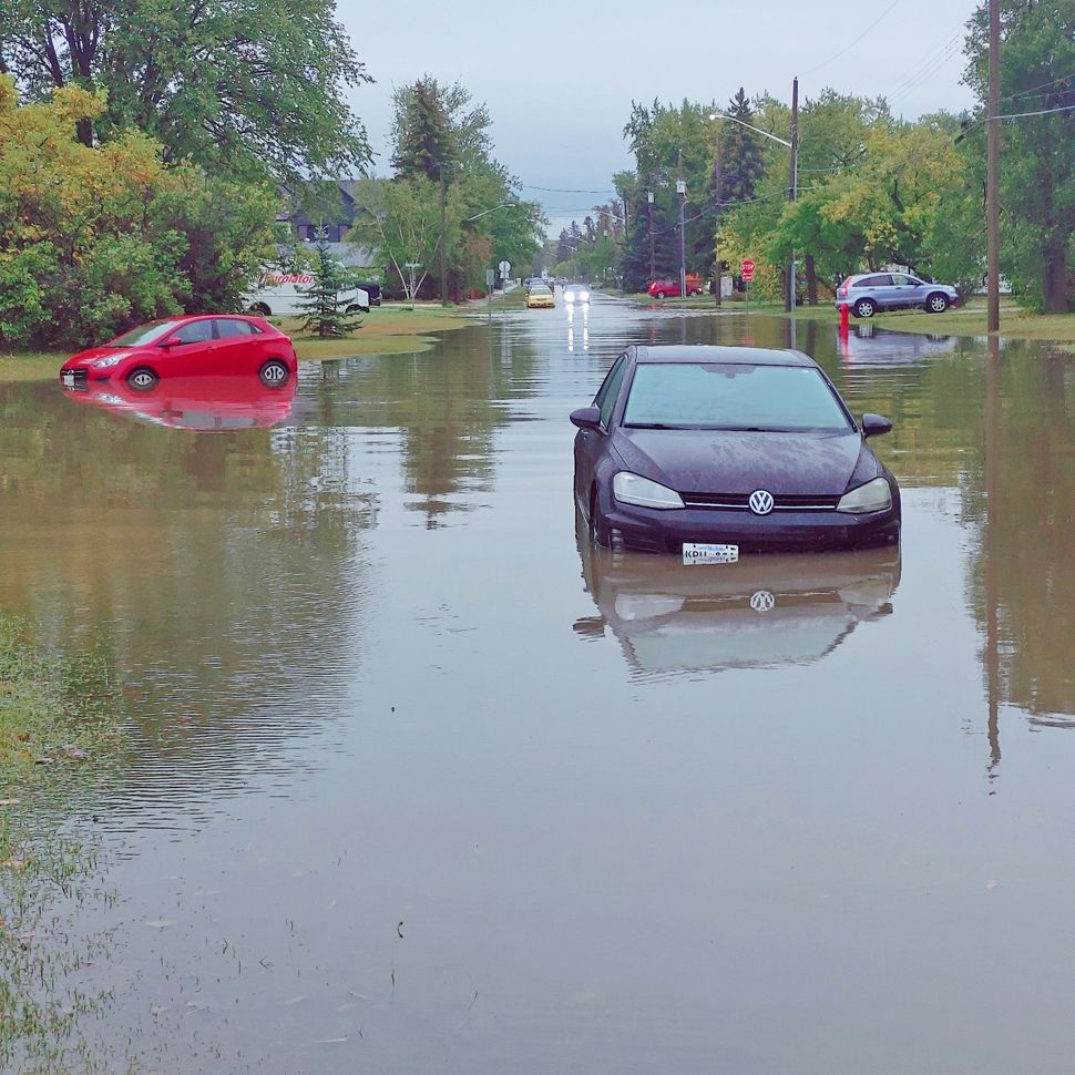 1. Street near Giesbrecht is flooded with stranded cars, Tuesday morning in Steinbach (Ricardo Miller)