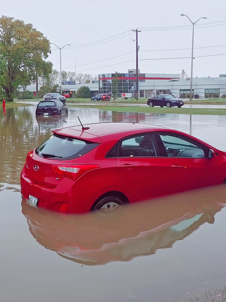 1. Street near Giesbrecht is flooded with stranded cars, Tuesday morning in Steinbach (Ricardo Miller)