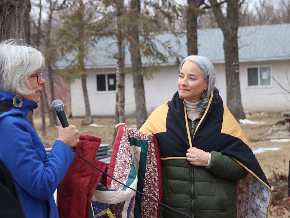 Minister Fontaine receives blanket from MCC