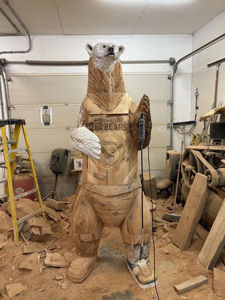 Masters of the Arctic エスキモー　オブジェ　民藝　熊 Kornelius the Karver creates polar bear memorial for Winnipeg Sea