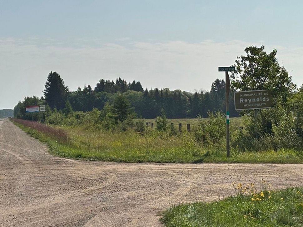 100km sign has now been place east of the 210 and 48E intersection, east of Marchand. (Aug 2026)