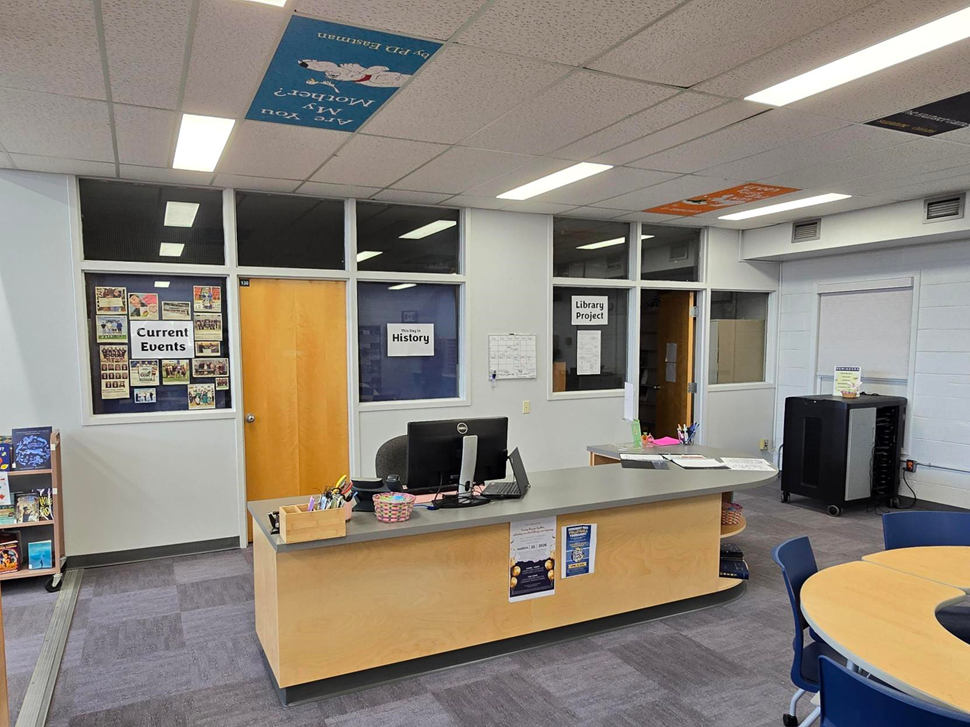 케로버트 학교도서관 새 사서 데스크 이미지