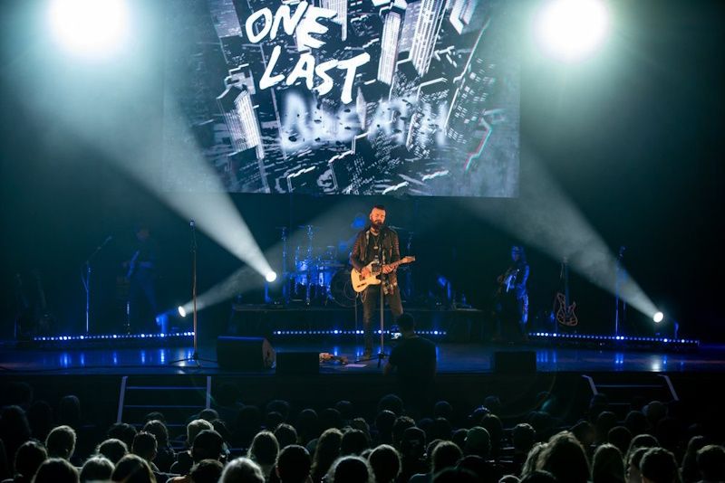 Robb-blue+stage+lights+with+audience+back+of+heads.jpg