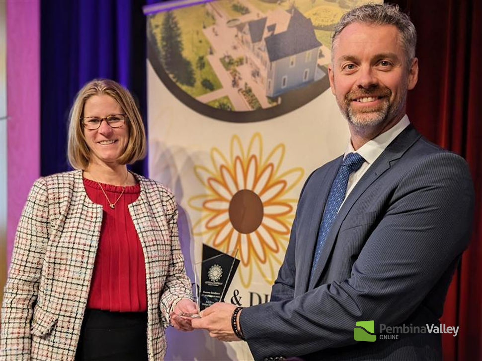 Chamber President Kal Smith presents the award to Brenda Gibson