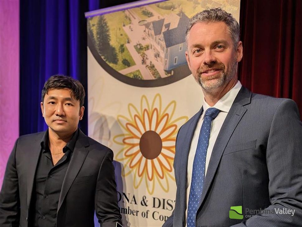 Dr. Ke Bo accepts his award from Kal Smith