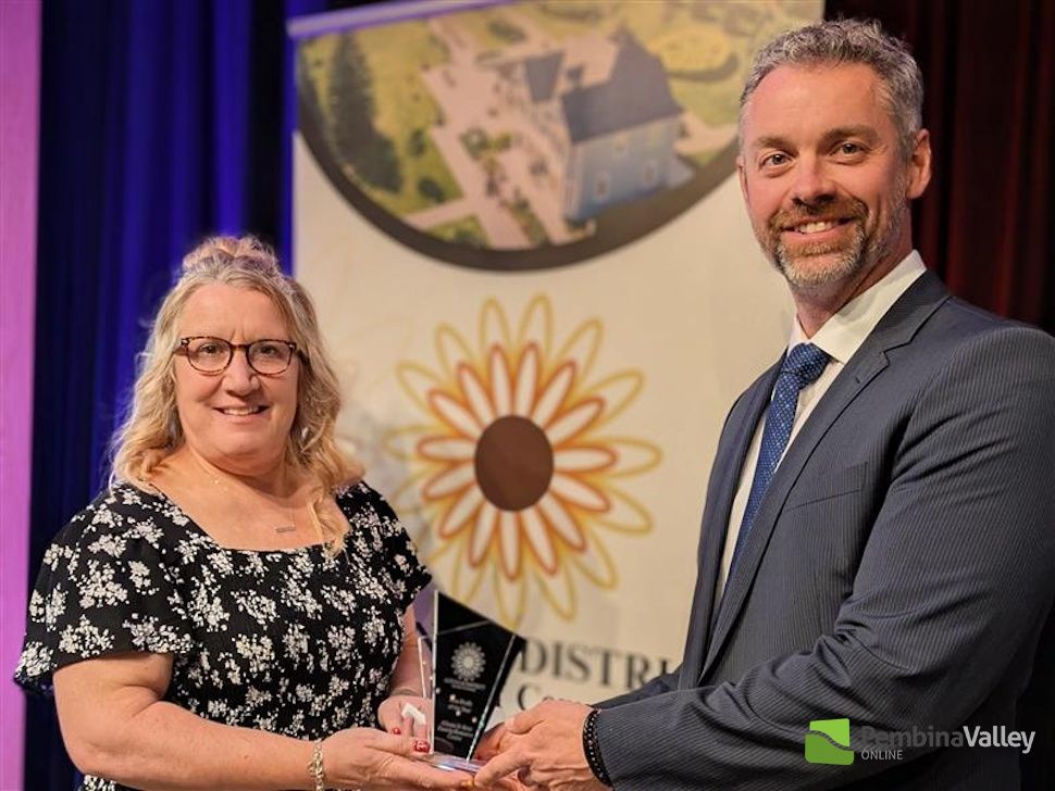 Nina Edbom-Kehler accepts the award from Smith