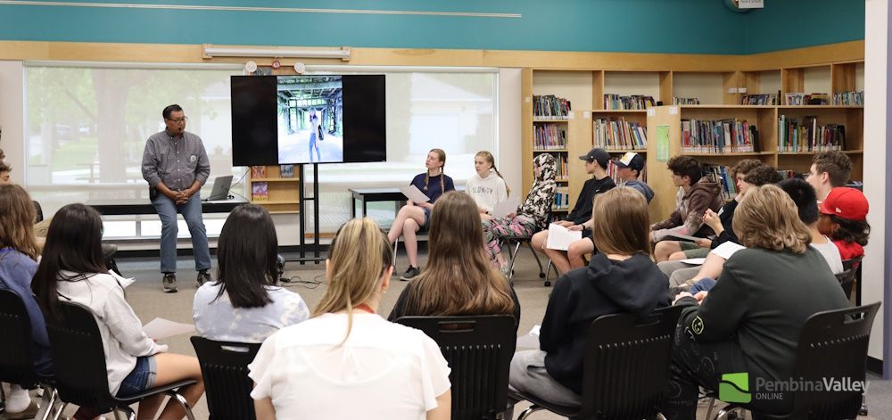 Swan Lake Elder David Scott gives feedback to EMMS students on Land ...