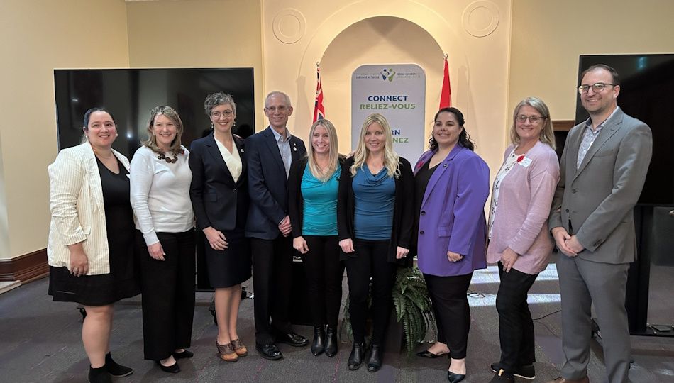 Jennifer Borgfjord avec des membres de l'Assemblée législative du Manitoba 